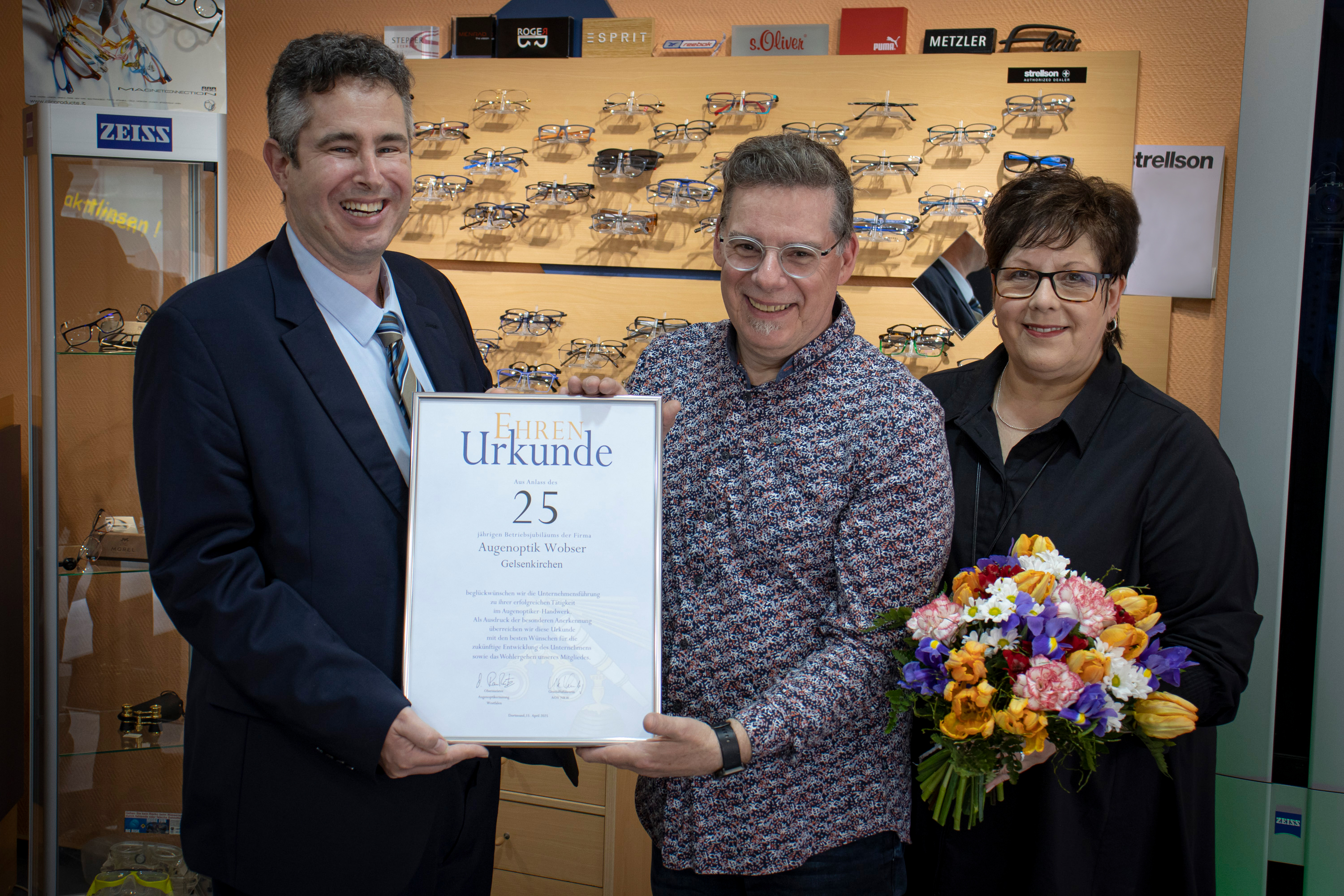 Urkunde der Augenoptiker-Innung zum Betriebsjubiläum Augenoptik Wobser